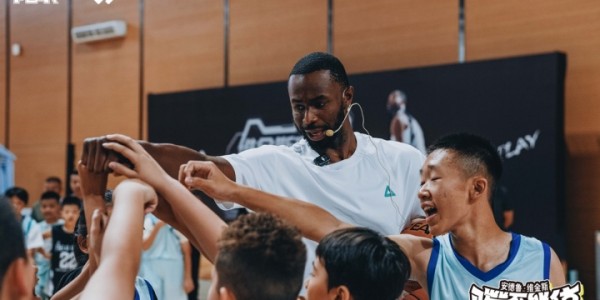 NBA状元变身“孩子王”，维金斯空降乌鲁木齐演绎快乐篮球