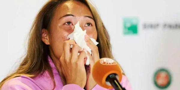 kaiyun-一轮游！2026法网女单首轮：郑钦文0比2出局 泪洒发布会